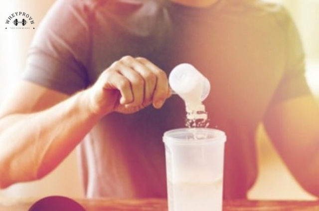 Uống whey protein là một lựa chọn phổ biến để bổ sung chất đạm