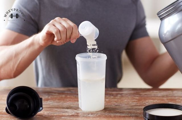 nen-uong-whey-truoc-hay-sau-khi-tap-1.jpg