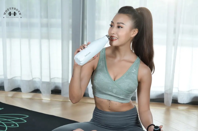 tap-yoga-co-nen-uong-whey-2.jpg